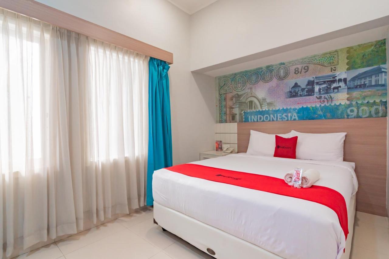 Reddoorz Plus @ Point Phila Cihampelas Бандунг Экстерьер фото