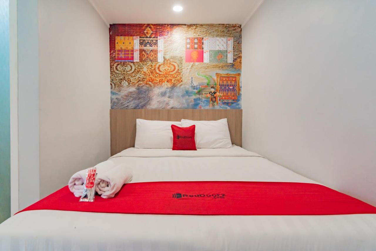 Reddoorz Plus @ Point Phila Cihampelas Бандунг Экстерьер фото