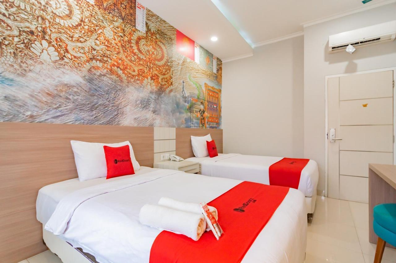 Reddoorz Plus @ Point Phila Cihampelas Бандунг Экстерьер фото
